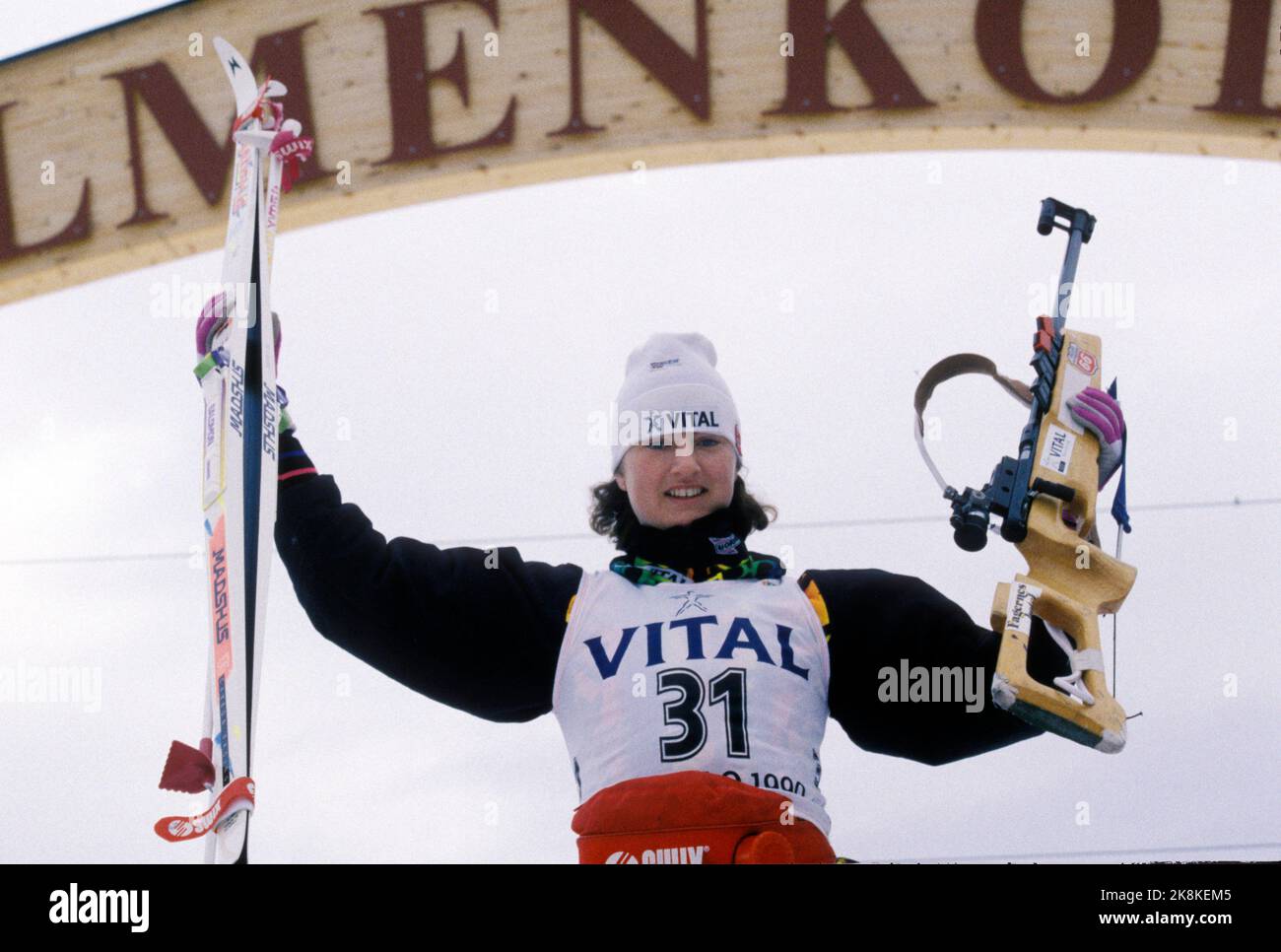 Oslo 19900310 la Coppa del mondo di biathlon è stata in parte trasferita da Minsk in Bielorussia a Holmenkollen. Anne Elvebakk ha preso l'oro a 7,5 km. Qui al podio della vittoria. Foto: Jan Greve / NTB Foto Stock