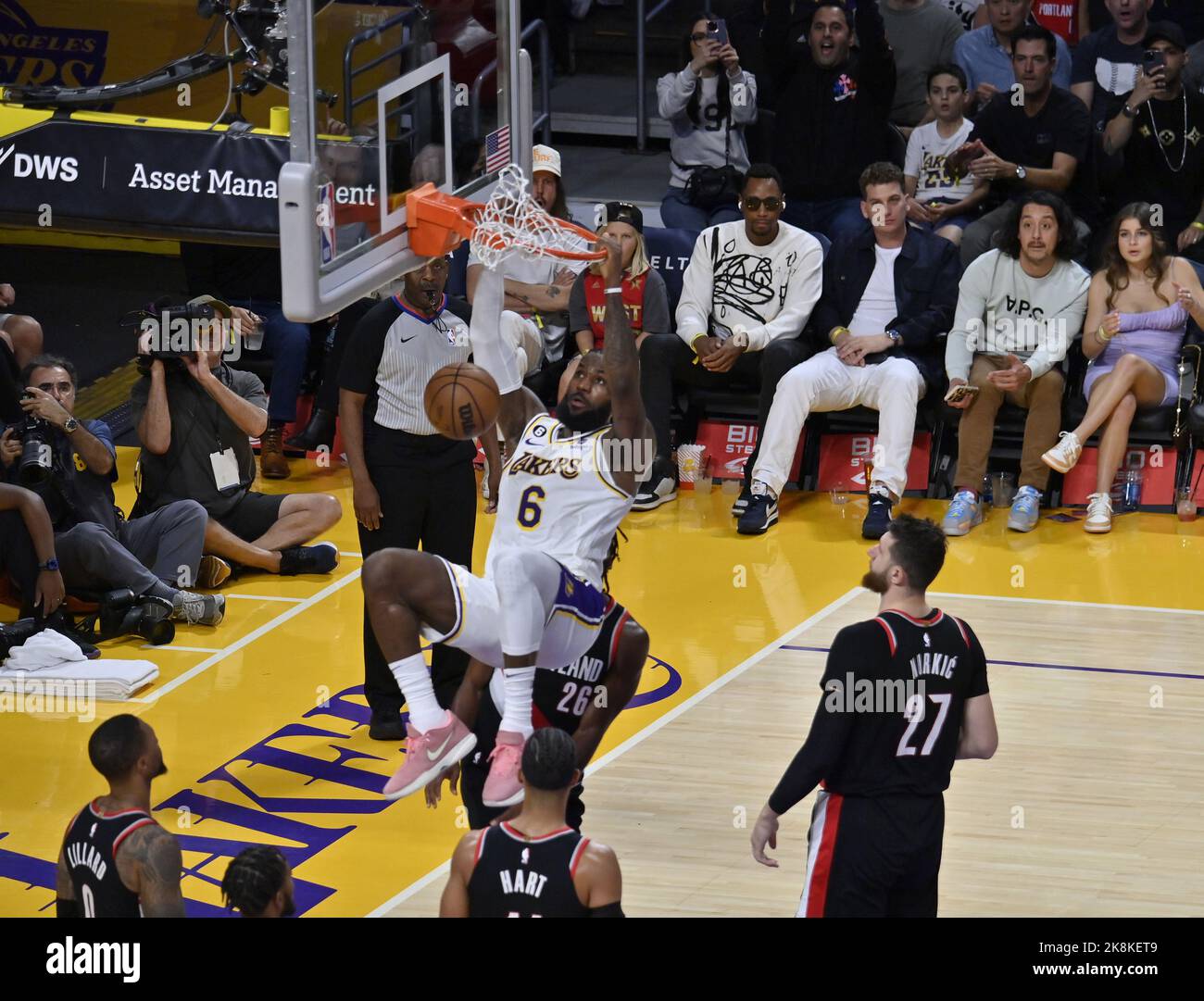 Los Angeles, Stati Uniti. 23rd Ott 2022. Los Angeles LeBron James si inginca sui Portland Trail Blazers durante la seconda metà del loro gioco NBA alla Crypto.com Arena di Los Angeles domenica 23 ottobre 2022. Foto di Jim Ruymen/UPI Credit: UPI/Alamy Live News Foto Stock