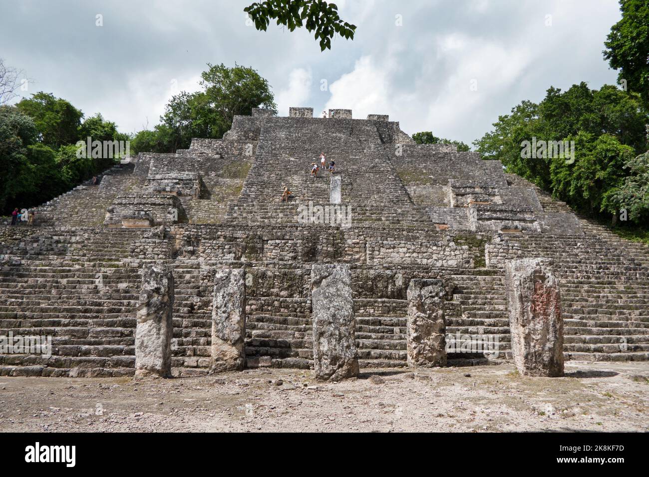 Vista di Calakmul, un sito archeologico Maya nel profondo delle giungle dello stato messicano di Campeche. La piramide nota come struttura 2 (o struttura II) Foto Stock