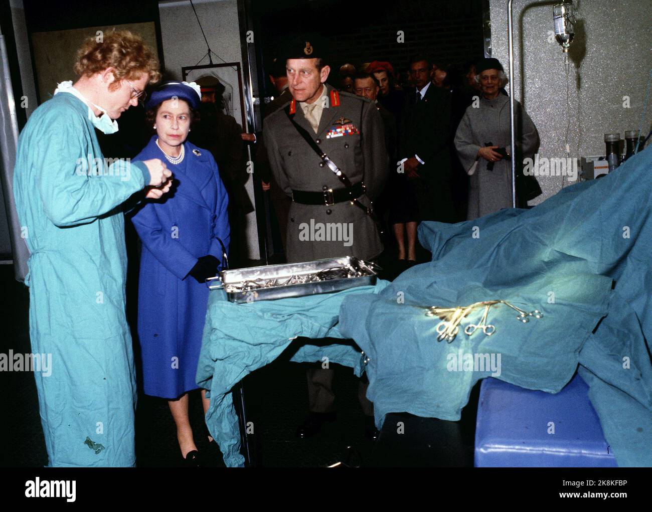 Oslo 19810507. Regina Elisabetta in Norvegia in visita di stato con suo marito Principe Filippo. La regina Elisabetta e il principe Filippo, dopo alcune parti di un'operazione a cavallo durante un tour del Bjerke Animal Hospital. La regina nel cappotto e cappello blu. (Nomi mancanti di v.) Foto: Erik Thorberg / NTB / NTB Foto Stock