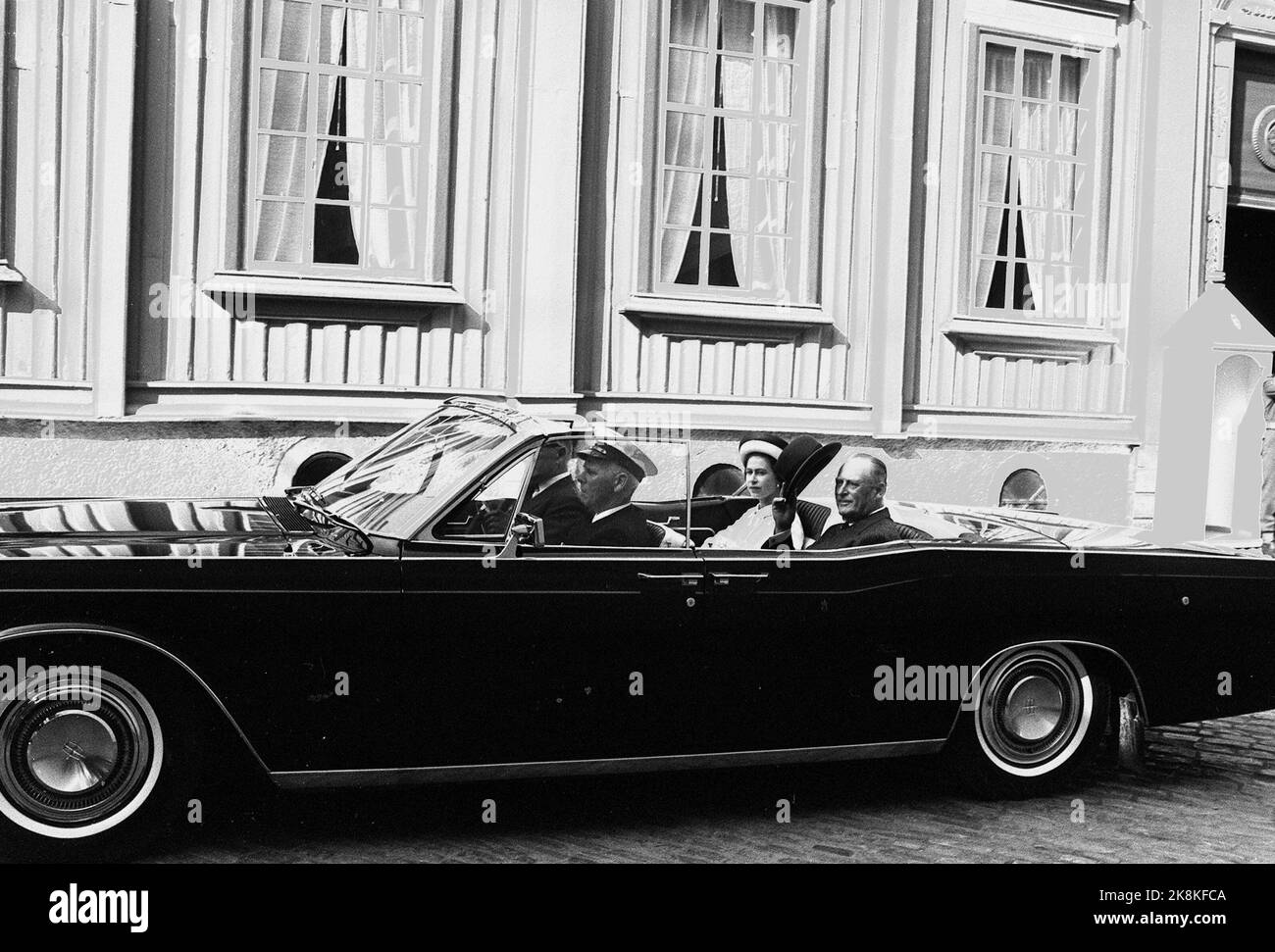 Trondheim 19690810. Regina Elisabetta II in visita in Norvegia con la famiglia. Qui la regina Elisabetta e il re Olav escono da Stiftsgården. Foto: Archivio NTB / NTB Foto Stock