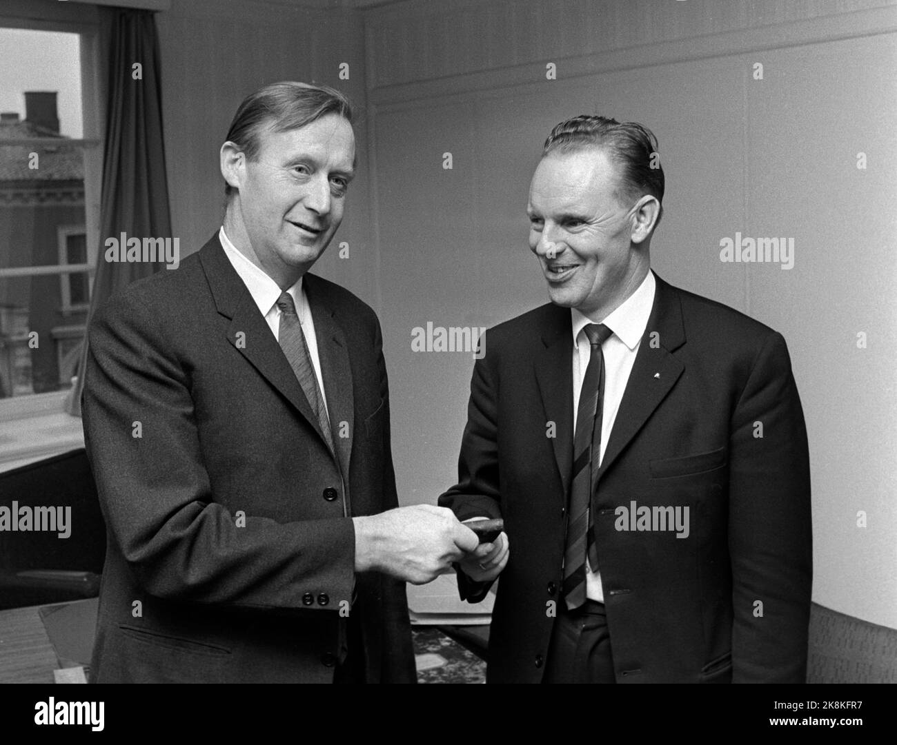 Oslo 19710317 cambiamento del governo dopo il cosiddetto caso di perdita. Cambiamento del consiglio comunale nel ministero della pesca. Einar Moxnes (TV) lascia la chiave per Knut Hoem. Foto: NTB / NTB Foto Stock