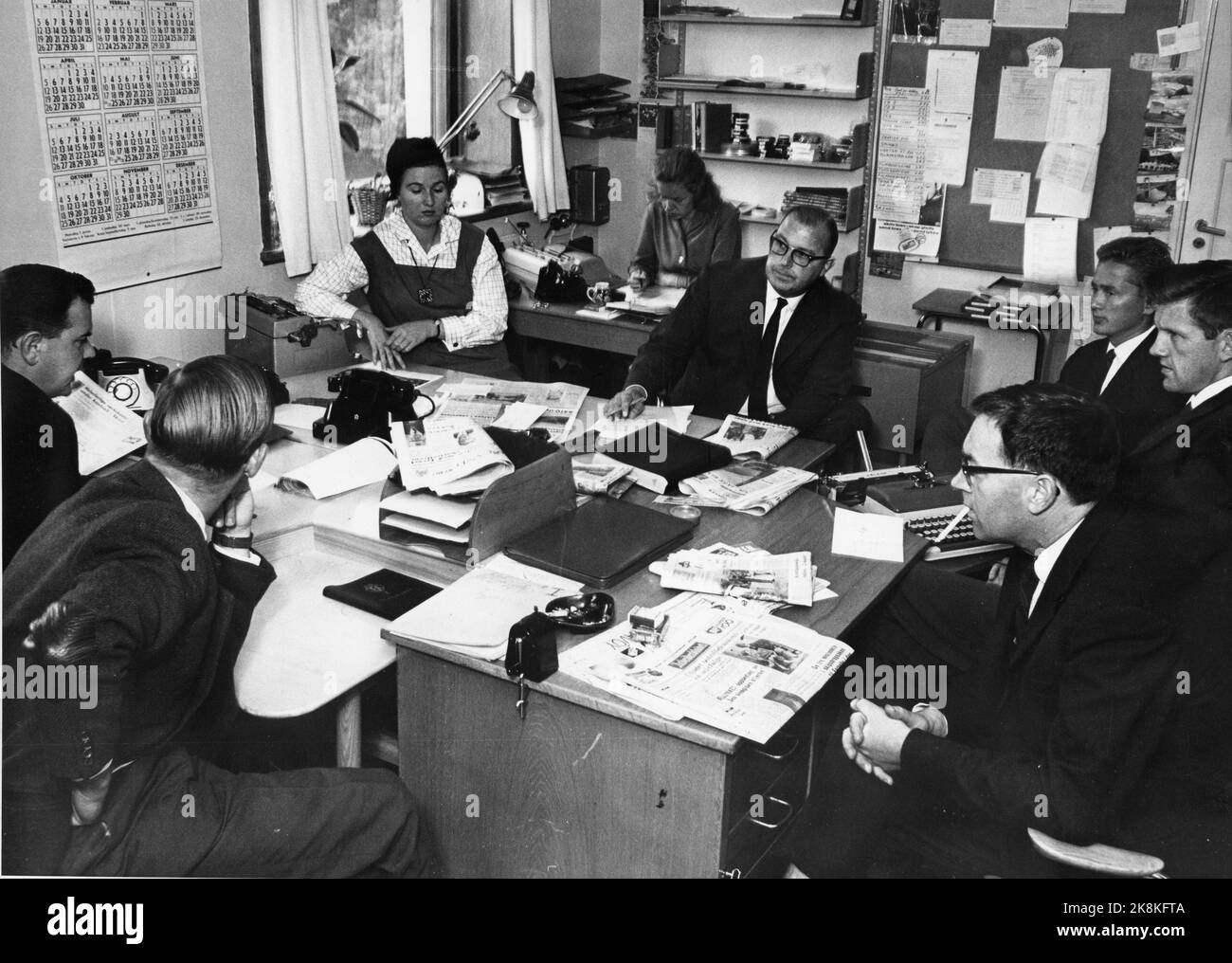 Oslo 1964-06: NRK Dagsrevyen - Editors. Alle 09,30:00 tutti i giorni feriali, il personale di Dagsrevyen si riunisce. Segretari di programma Jan Petter Jansen, Haagen Ringnes, Ragnar Baartvedt, Olav Øverland, Bjørn Tore Bryn, Direttore del programma Tollef Berg, segretario Berit Tonsjø e direttore del programma mette Janson. Foto: Aage Storløkken / corrente / NTB Foto Stock
