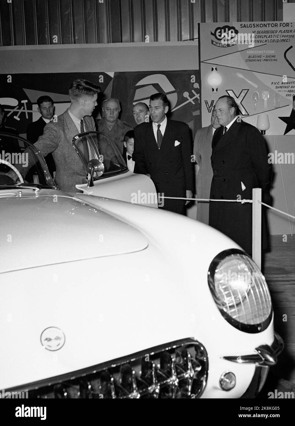 Oslo 19541005 il principe ereditario Olav visita la mostra di plastica "Blest about Plastic" in Piazza della Fortezza. Qui sta studiando una macchina, un modello sportivo Chevrolet convertibile con corpo in plastica che ha attirato l'attenzione giustificata alla mostra. Foto: NTB / NTB Foto Stock