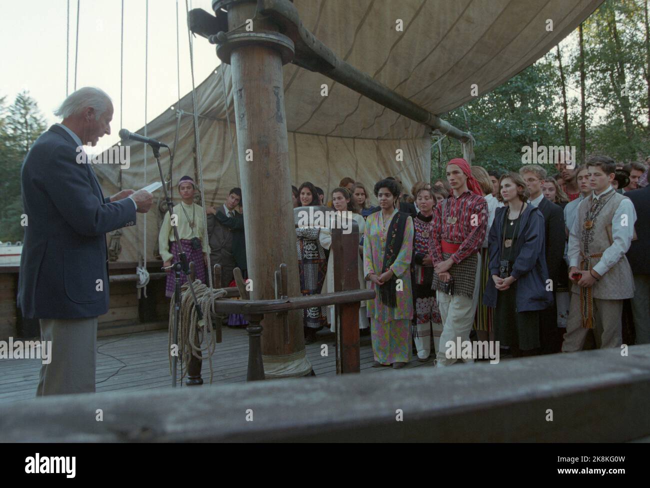 Fjaler 19950930: La regina Sonja e la regina Noor di Giordania apre una nuova scuola internazionale, United World College, a Fjaler a Sunnfjord. La foto: Thor Heyerdahl (80) ha riunito i giovani studenti intorno a loro dal mare in un sole brillante e ha tenuto un appello fiammeggiante per preservare tutta la vita sul globo. Heyerdahl è stato un protettore per il movimento internazionale United World College da 25 anni, che ora ha nove scuole in diverse parti del mondo. Foto: Morten Hval Foto Stock