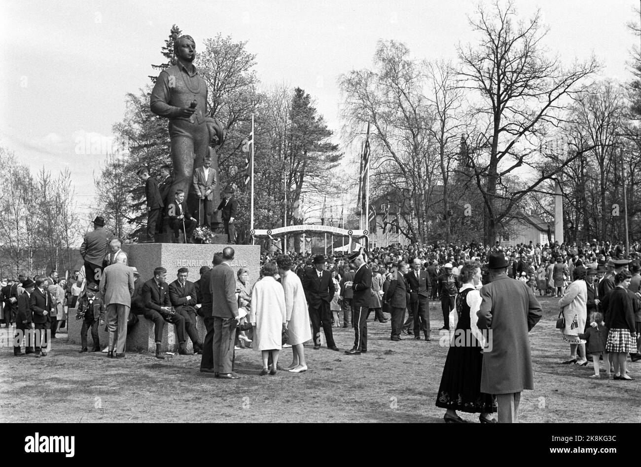 Eidsvoll 19640517 Una celebrazione speciale del 17 maggio a Eidsvoll in occasione del 150th° anniversario della Costituzione. La vita delle persone. Statua di Henrik Wergeland. Foto: NTB / NTB Foto Stock
