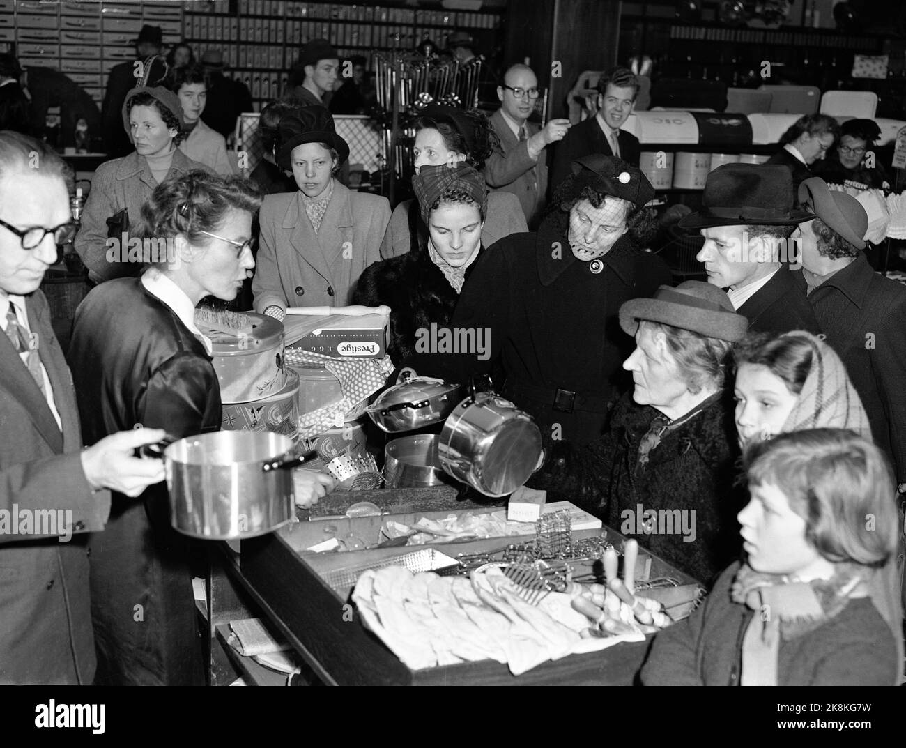 Lo shopping natalizio di Oslo 19511219 è troppo pieno e c'è molta congestione nei negozi. Qui da un negozio di utensili da cucina, dove caldaie e altre famiglie Vai via. Foto: NTB / NTB Foto Stock