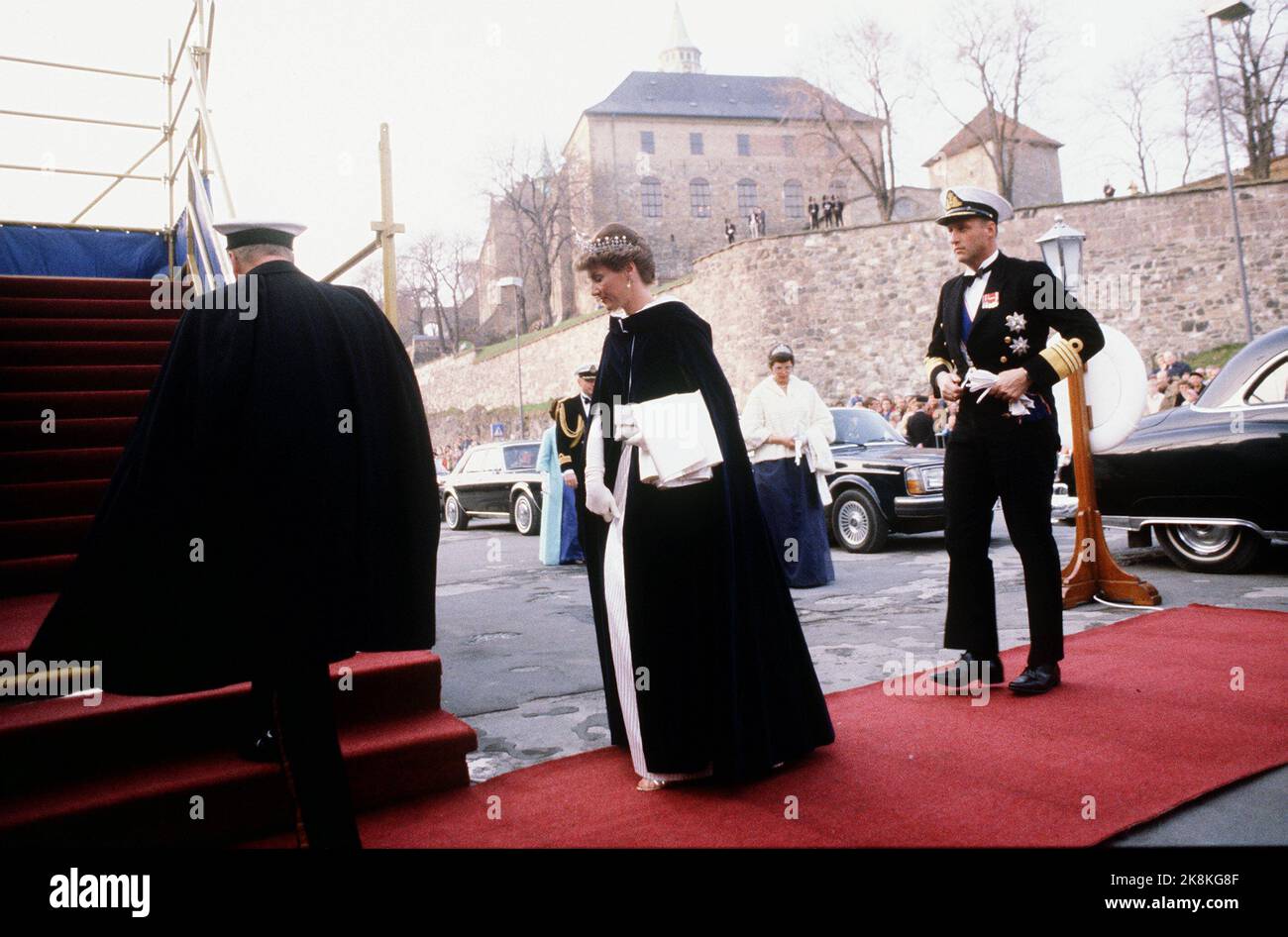 Oslo 19810505. Regina Elisabetta II in visita di stato in Norvegia con suo marito Principe Filippo. Qui arriva la cena di gala reale alla quale la regina Elisabetta ti invita a bordo della nave reale Britannia. Re Olav, Principessa della Corona Sonja e Principe della Corona Harald arrivano a cena. La Principessa Corona in abito di gala bianco con lungo mantello nero. Diadem, guanti bianchi, tappeto rosso. Foto: Bjørn Sigurdsøn / NTB / NTB Foto Stock