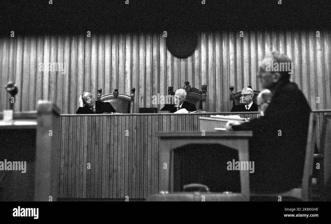 Trondheim nell'autunno del 1964: Frostating Court of Appeal: Processo contro Alfhild Karlsen che è stato accusato e successivamente condannato all'ergastolo per uccisioni di veleni contro il marito Ottar Karlsen e il padre Kristian Karlsen. Qui il compagno di squadra Midelfart al centro, affiancato dallo stregone Leigh (TV) e dallo scrittore di superiorità Helme. Photo: Aaserud/ current/ NTBSCANPIX Foto Stock