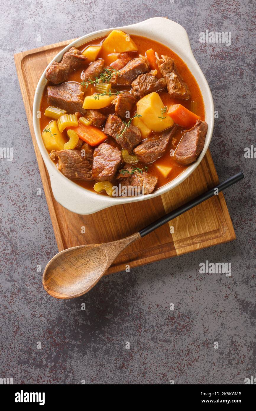 Lo stufato irlandese stobhach è uno stufato nativo dell'Irlanda che è tradizionalmente fatto con verdure di radice e carne di primo piano nella pentola sul tavolo. Verticale in alto Foto Stock