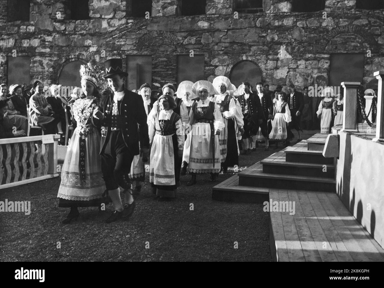 Bergen nella primavera del 1953. I primi giochi del festival. Un grande compagno di nozze che è andato da Fana a Bergenhus Fesning è stata una caratteristica festiva. La coppia nuziale è stata suonata da Brynhild Møllerup e Lars Flesland. La corona nuziale risale al 1792, una magnifica opera di argenti. Foto: Ewoos Christensen / corrente / NTB. Foto Stock