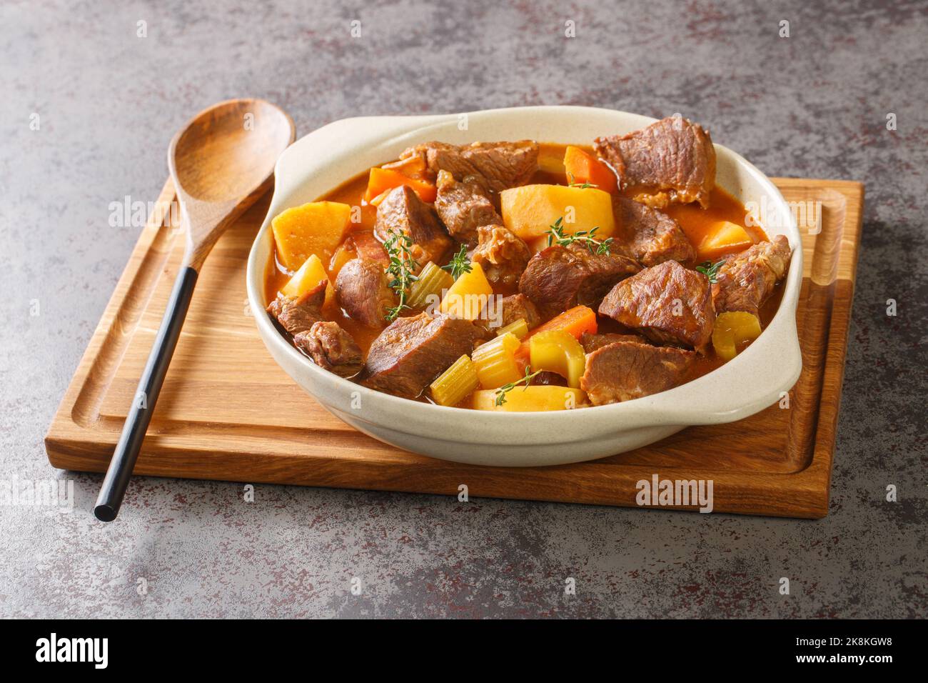 Tradizionale stufato irlandese con succulento agnello, verdure dolci alle radici e un brodo irresistibilmente ricco closeup nella pentola sul tavolo. Orizzontale Foto Stock