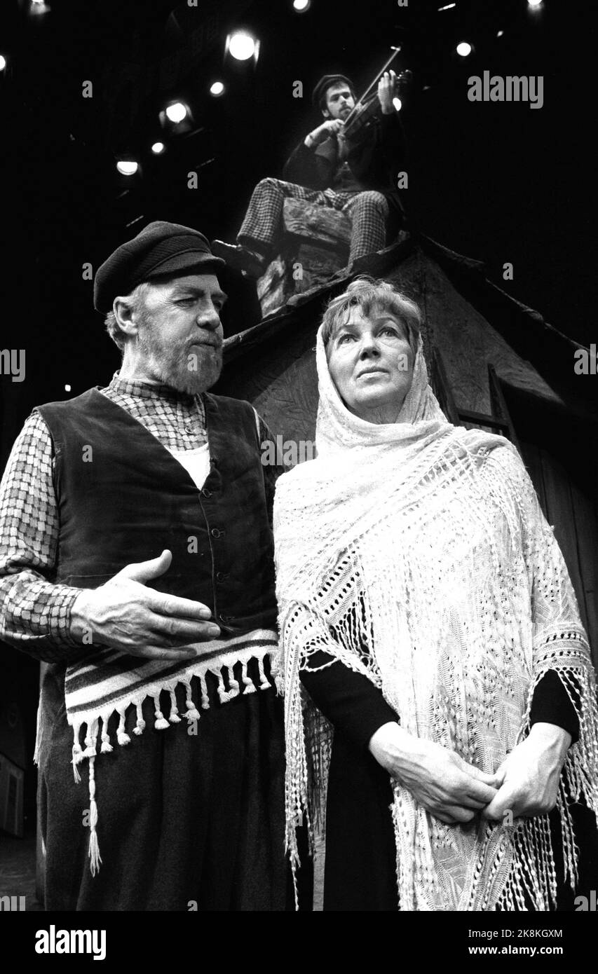 Oslo 19870318. Il Teatro norvegese ha come giocatore l'insieme degli attori "giocatore sul tetto" Lasse Kolstad e Sølvi Wang (come Golde) e Nils Økland (sullo sfondo). Foto: Bjørn Sigurdsøn, NTB Foto Stock