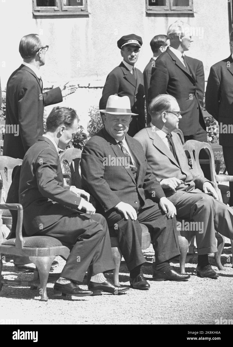 Svezia 196400704. Leader sovietico Nikita Khrushchev in visita ufficiale a  Sveige. Qui il presidente Khrushchev con cappello e Tage Erlander (t.H.)  durante la visita in Svezia. Foto: Corrente / NTB Foto stock - Alamy
