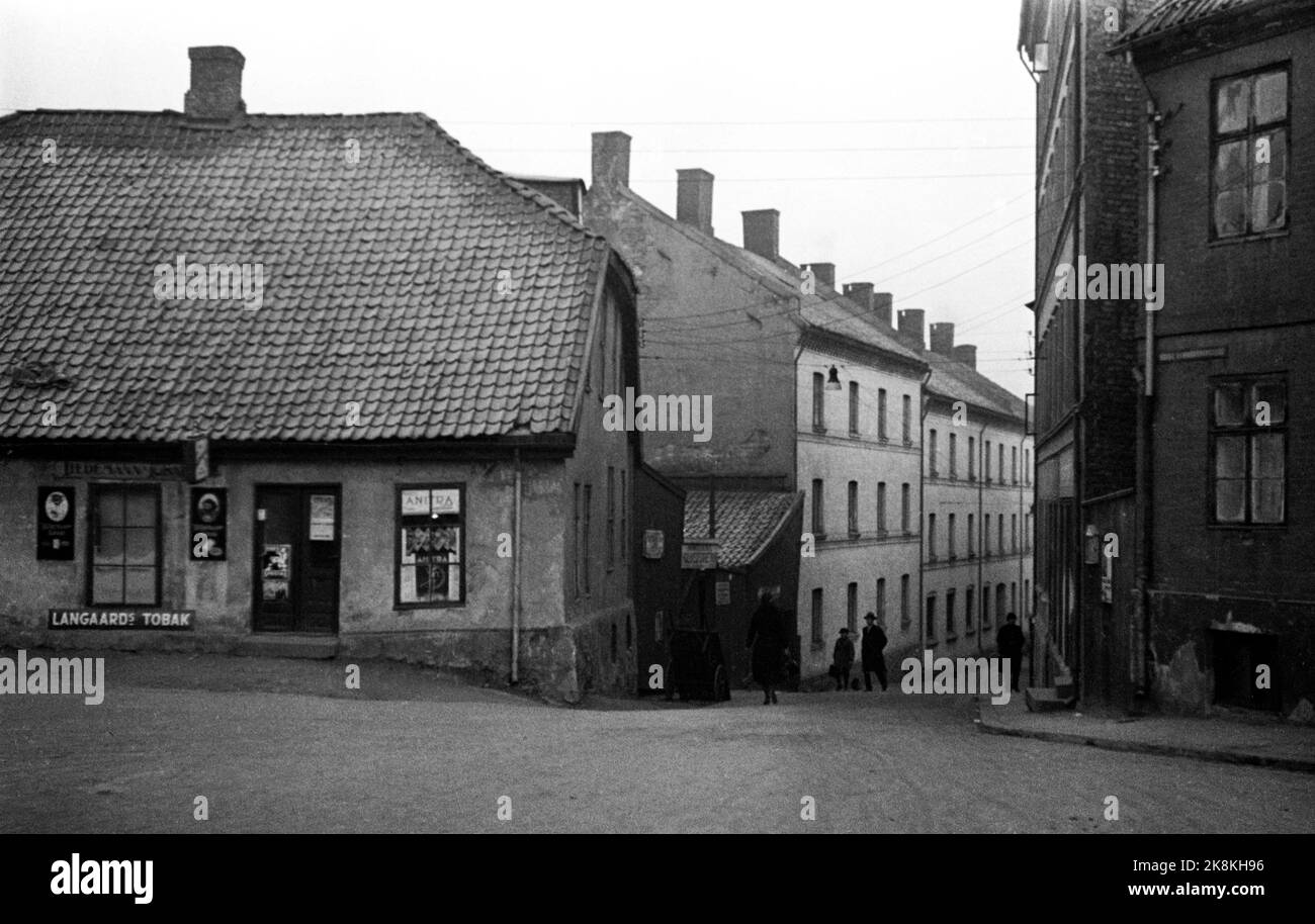 Oslo 1933 alcuni dei vecchi edifici di Hammersborg prima della demolizione, qui Hammersborg Torg 7. Intorno al 1930, il commerciante Ingvoldstad ha avuto il commercio qui e quello è probabilmente quello che vediamo nella foto, con i segni. Per il tabacco di Langaard sulla parete esterna. La zona fu regolata negli anni '1930s, e dopo di che il vecchio insediamento fu gradualmente sanitizzato. Foto: NTB / NTB Foto Stock