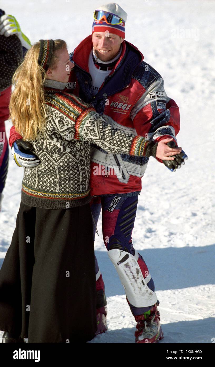 Hafjell 19940225. Le Olimpiadi invernali a Lillehammer Norvegia prendono oro, argento e bronzo nella combinazione alpina. Lasse Kjus danze vittoria danza con una delle ragazze fiore dopo il suo primo posto su Hafjell. Foto: Pål Hansen / NTB Foto Stock