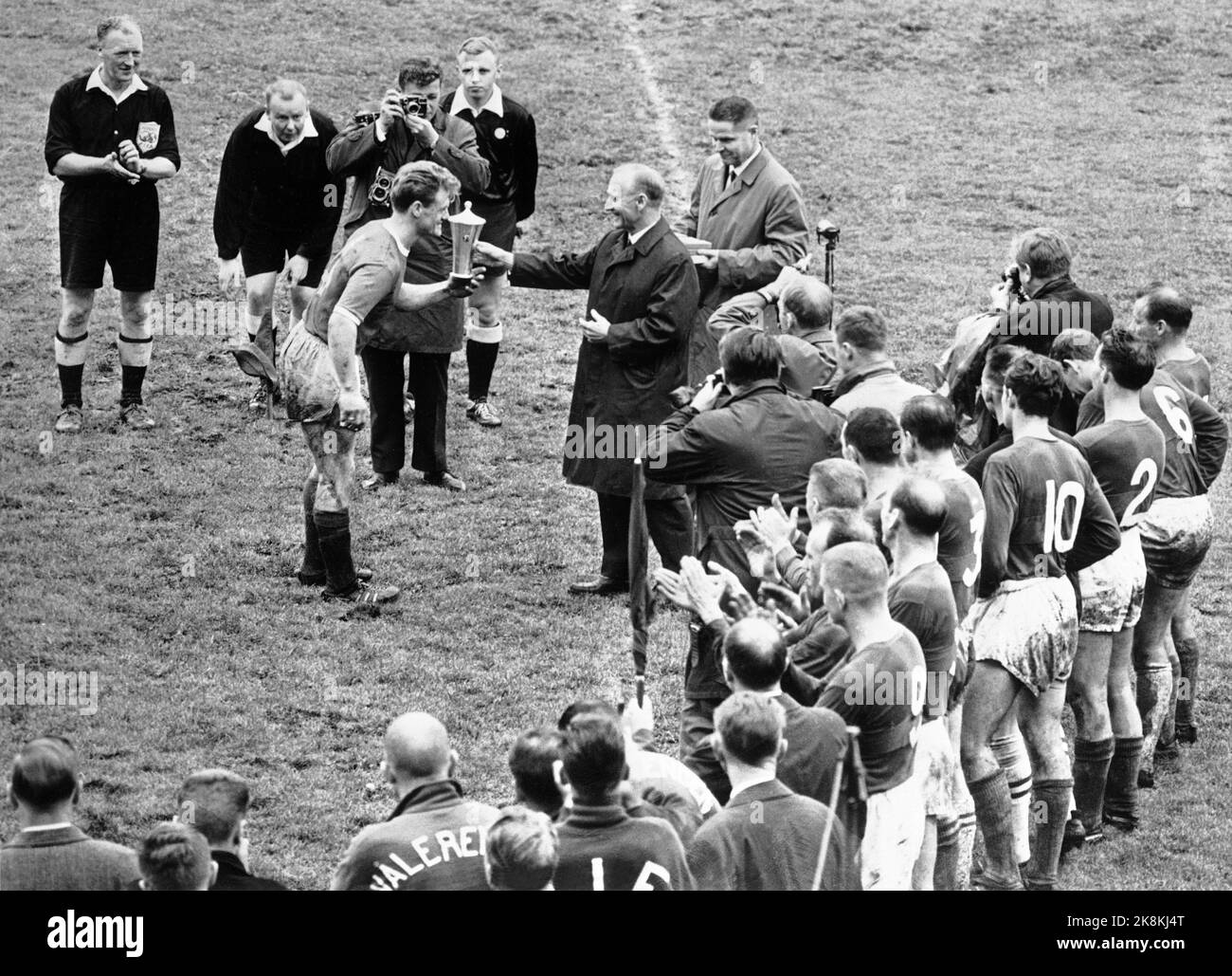 Bergen 19631013 fuoco - Vålerenga 3-1. Il Pendente della Norwegian Football Association, Jørgen Jahre, presenta Brann Seriepokalen. Trygve Andersen riceve il trofeo per conto di Fire. Foto: NTB Foto Stock