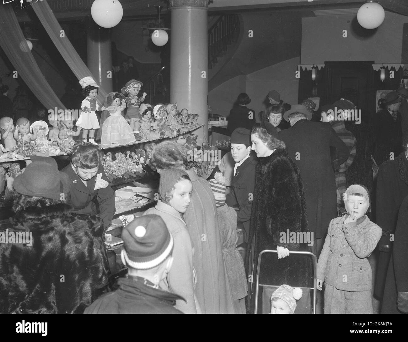 Oslo 19521223. Shopping natalizio nel reparto giocattoli di Steen e Strøm. Le bambole sono sulla lista dei regali di molti. FOTO: VALLDAL NTB / NTB Foto Stock