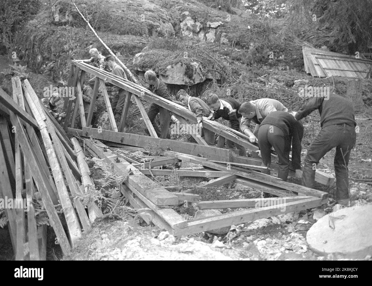 Oslo, Hvervenbukta Ottobre 1963 l'Oslo Youth Motorsenter dista 13 km dal centro di Oslo. La sala meeting, l'officina, il sentiero e la sala hobby sono state costruite con il sostegno comunale e con l'impegno impressionante di ragazzi e ragazze in OMS. Più di 250 giovani sono stati coinvolti nello sforzo. Sono stati responsabili dei lavori di terra, della rasatura dei materiali, della costruzione di strade e di parcheggi. Foto: Ivar Aaserud / corrente / NTB Foto Stock