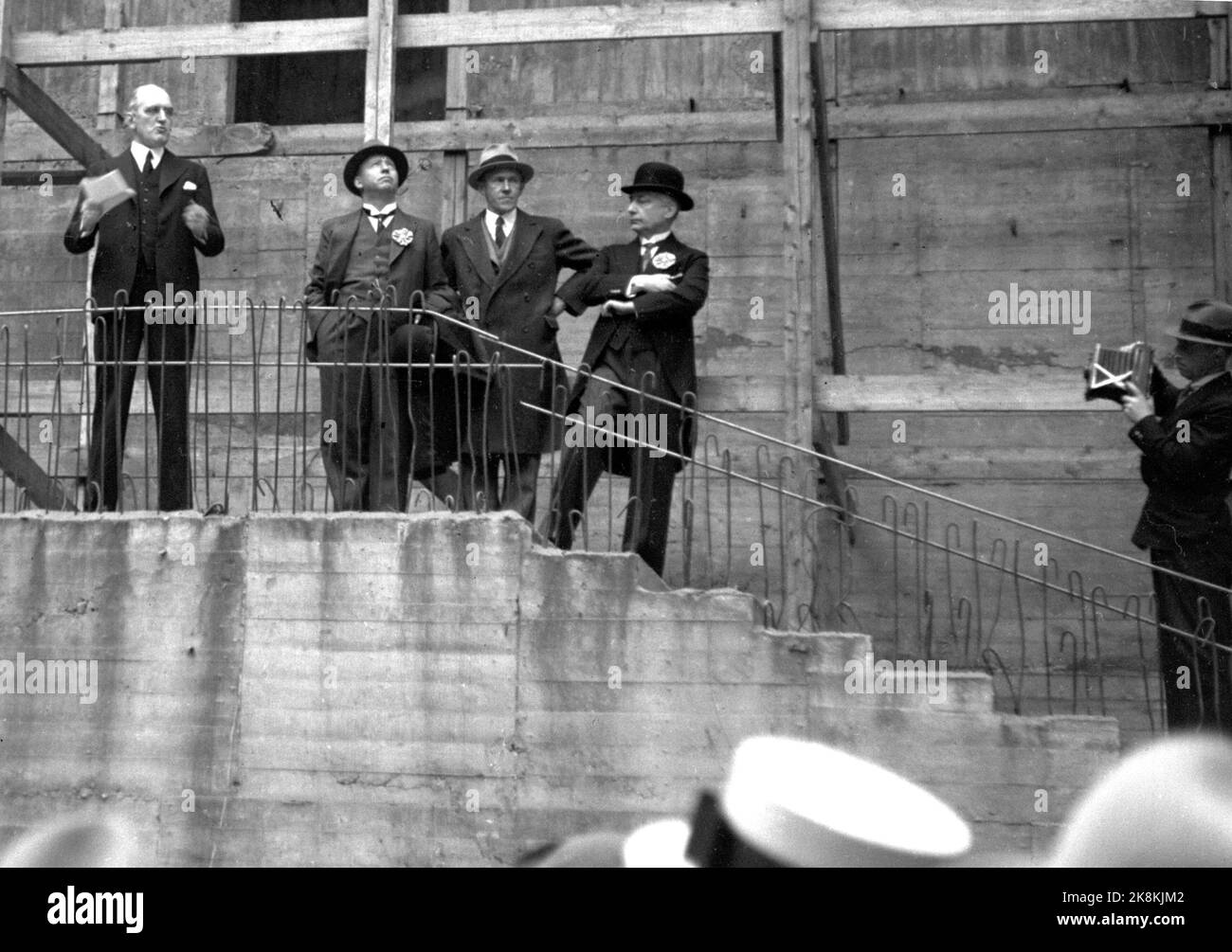 Oslo 19350601. Costruzione del municipio di Oslo. La Giornata di Oslo (primo giugno) è celebrata dai cittadini di Oslo per 'inaugurare' il municipio, cioè entrare in quello che diventerà il municipio. Qui, alcuni ospiti illustri parlano alla folla che è arrivata. Premere il fotografo nella foto. Foto: NTB / NTB Foto Stock