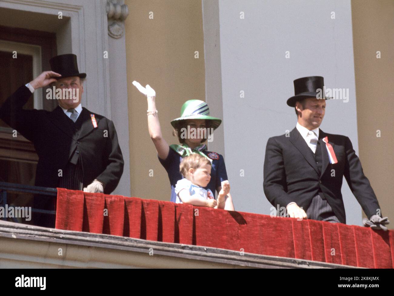 Oslo 19740517 maggio 17 a Oslo. La famiglia reale sul balcone del castello. Da V: Re Olav, Principessa della Corona Sonja e Principe della Corona Harald. Davanti: Principessa Märtha Louise. Foto: NTB / NTB Foto Stock