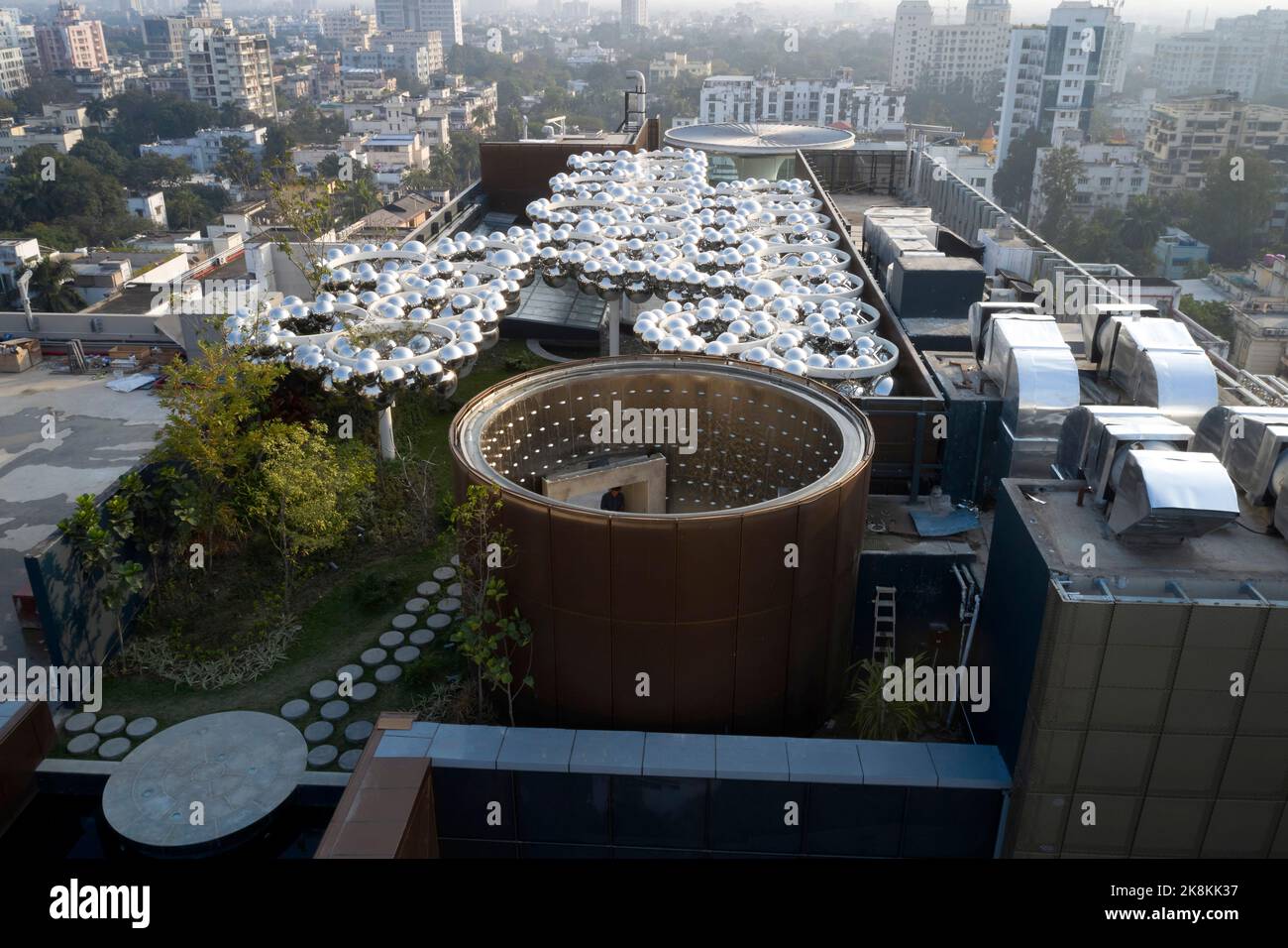 Tetto e skyline di Calcutta. RP Sajiv Goenka Group - sede centrale, Kolkata, India. Architetto: Abin Design Group , 2019. Foto Stock