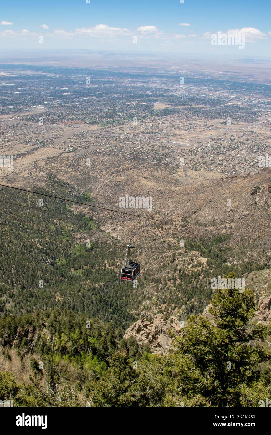 Un angolo alto verticale della funivia di Sandia Peak nelle verdi montagne di Albuquerque, New Mexico Foto Stock