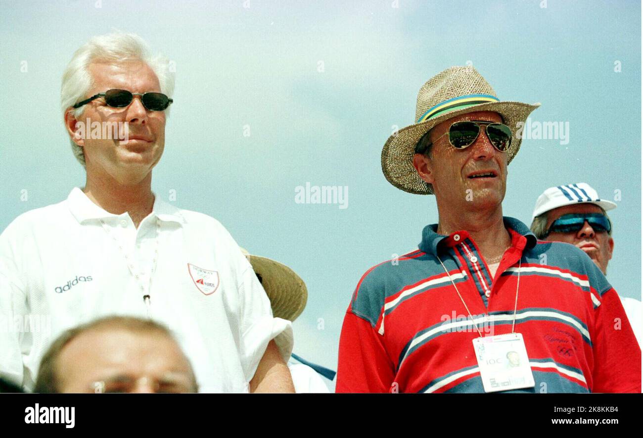 ATL2407-18 Atlanta, USA, 24-96 luglio, Stone Mountain Tennis Center: Il presidente dello sport Arne Myhrvold (t.v.) e l'ex presidente olimpico Gerhard Heiberg erano spettatori quando Christian Ruud vinse la sua prima partita di tennis alle Olimpiadi di Atlanta il mercoledì con i numeri 6-3, 2-6, 8-6, contro Alejandro Hernandez dal Messico. Foto: Erik Johansen/NTB - - la foto è di circa 7 MB - - Foto Stock