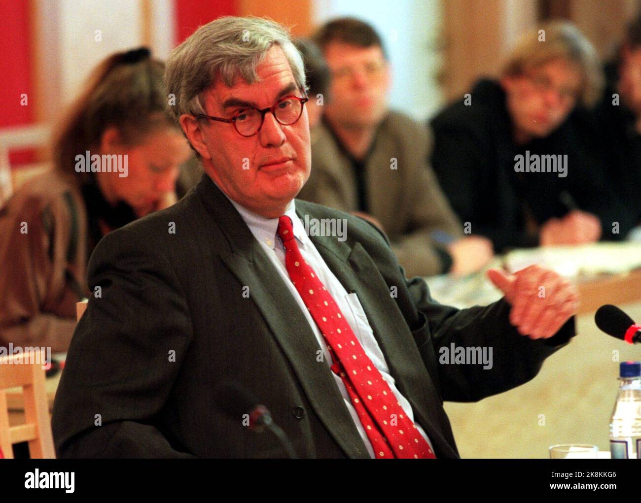 Oslo 5 maggio 1997: Direttore dell'ispettorato dei dati Georg Appenes nell'ambito dell'audizione aperta della commissione per gli affari esteri sull'accordo di Schengen e sulla Convenzione di Schengen. APES ha risposto a domande sulla privacy. Foto di scansione: Gunnar Lier / NTB Foto Stock