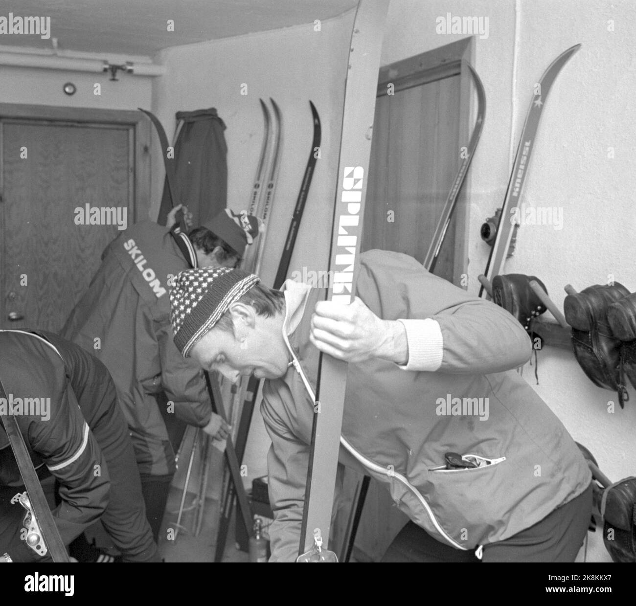 Oslo 19740316 tre impianti di sci norvegesi sono riusciti a produrre sci in fibra di vetro prima della gara di Holmenkollen del 1974. Qui dalla città di lubrificazione dove l'attivo lubrifica gli sci anche a differenza di oggi, dove un'intera squadra lubrifica per loro. Sciare da Splitkein. Foto: Ivar Aaserud / corrente / NTB NB! Foto non trattata Foto Stock