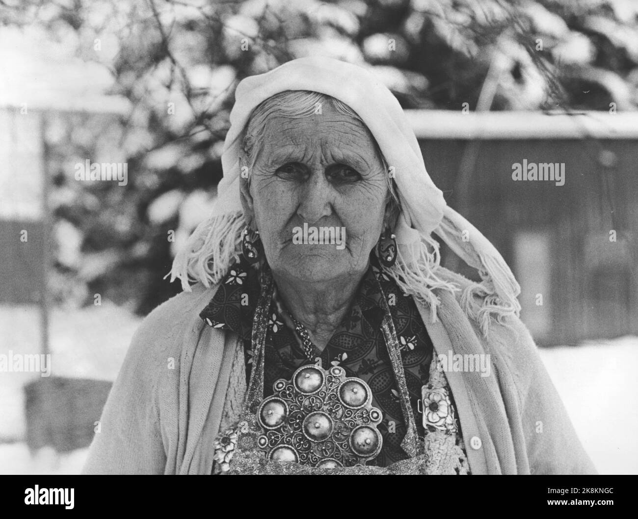 Våler, Solør marzo 1973: Tater-Milla (nato intorno al 1867) fotografato nella sua casa a Våler, 86 anni. Porta tiro, orecchini e argento. Il suo nome completo era Jenny Emilie Pettersen. Foto: Ivar Aaserud / corrente / NTB Foto Stock