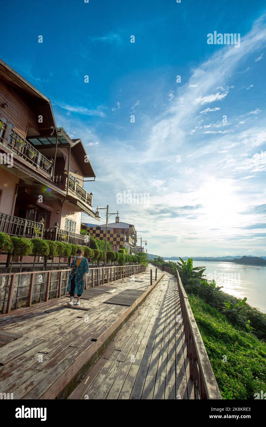 Lo scenario del fiume Mekong e passerella nel distretto di Chiang Khan, provincia di Loei, Thailandia. Foto Stock