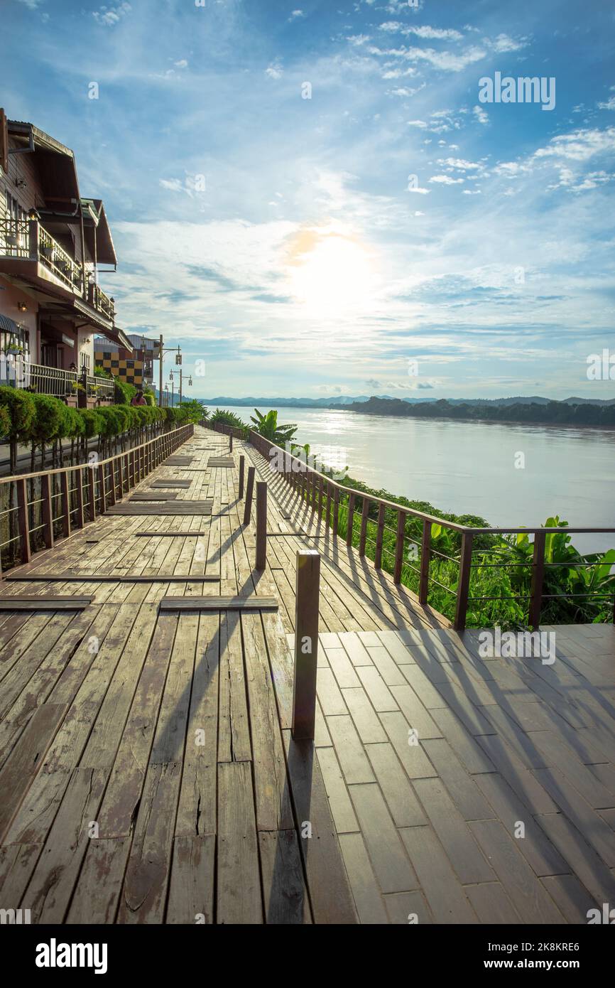 Lo scenario del fiume Mekong e passerella nel distretto di Chiang Khan, provincia di Loei, Thailandia. Foto Stock