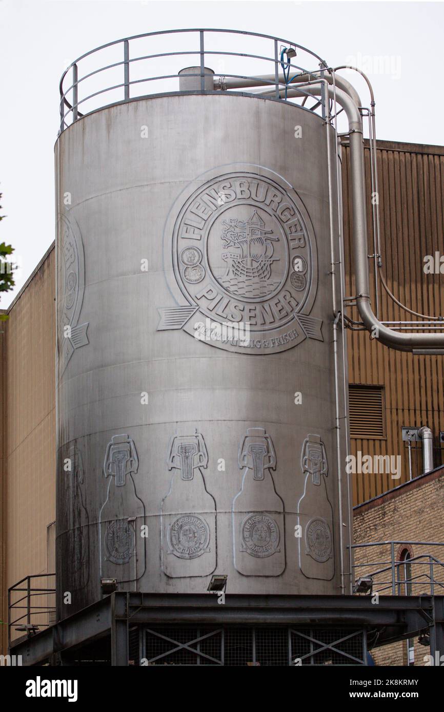 Cartello con il logotipo Flensburger Pilsner su serbatoio d'acciaio al di fuori della fabbrica di birra Flensburg. La società è stata fondata il 6 settembre 1888. Flensburg, Schleswig-Hols Foto Stock