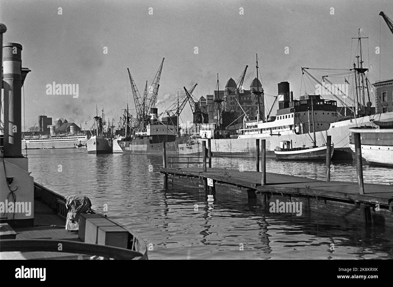 Oslo 19470416. Motivo di Bjørvika. Piccole banchine galleggianti con barche da pesca, imbarcazioni da carico più grandi e navi passeggeri. Nell'angolo destro della foto si trova Tollboden. Il grande edificio con le due torri e' il magazzino del Porto di Oslo. Alla fine del motivo è una delle barche americane e le pinze a dondolo con il silo che è stato strappato verso la fine degli anni '70s. Rubinetti diversi. Foto: Archivio NTB / NTB Foto Stock