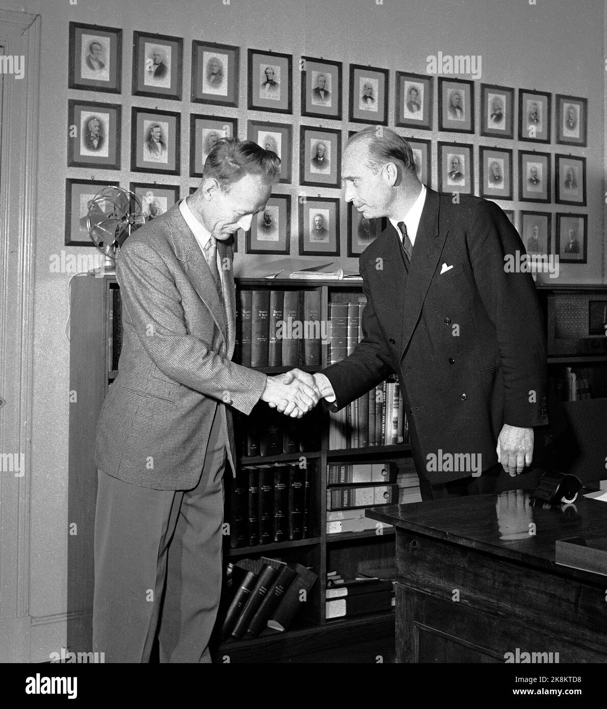 Oslo 19551101 spostamento nel governo: Lo Storting ha trattato e respinto la proposta del Ministero della giustizia sulle retribuzioni a 183 funzionari NS e a funzionari NS (anche denominati countrymen) durante il periodo di sospensione. Ciò ha portato al ministro della giustizia. Qui, il Ministro della Giustizia Jens Christian Hauge (Th) che riceve il nuovo Ministro della Giustizia Jens Haugland. Foto: NTB / NTB Foto Stock