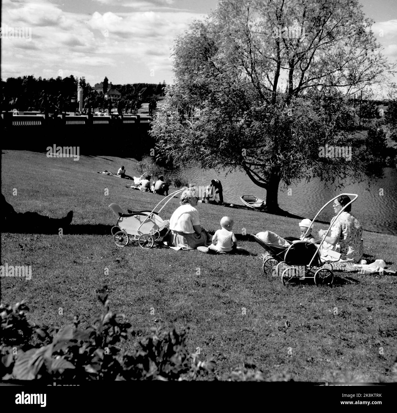 Oslo. La struttura di Vigeland. Qui con le famiglie dei bambini che si divertono durante il tempo estivo. Foto: Corrente / NTB Foto Stock