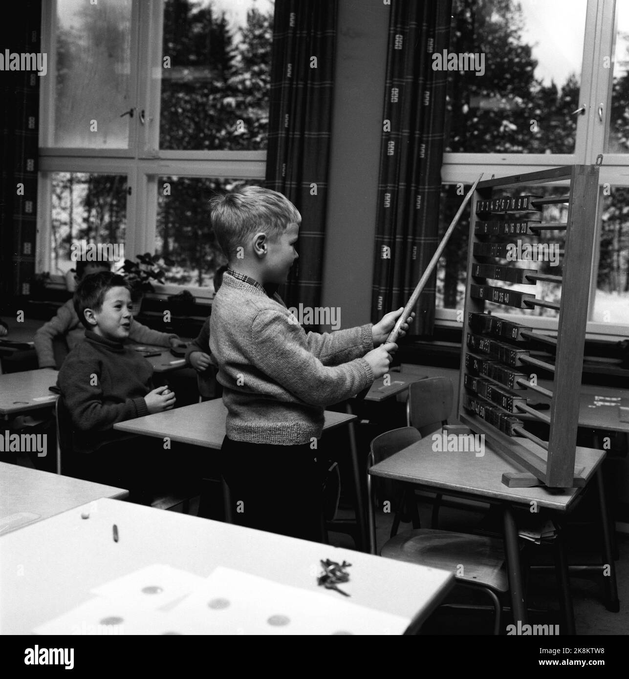 Oslo, 8 dicembre 1959. Scuola Hauketo a Prinsdal. Qui il telaio della sfera è usato nella lezione di matematica. Foto: Aage Storløkken / corrente / NTB Foto Stock