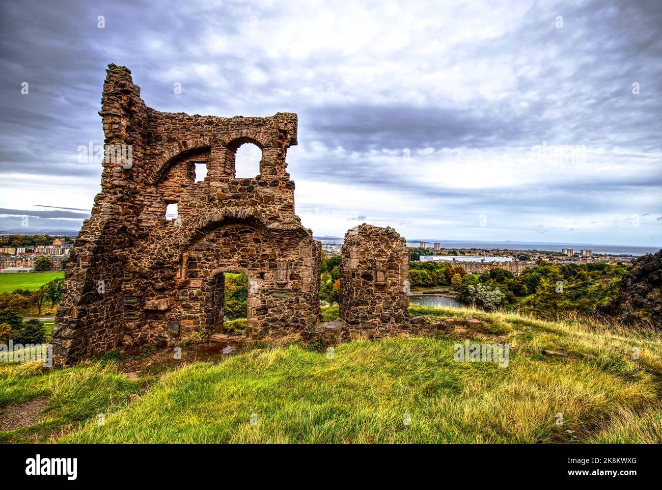 Un primo piano delle rovine della Cappella di Sant'Antonio a Holyrood Park, Edimburgo, Scozia Foto Stock