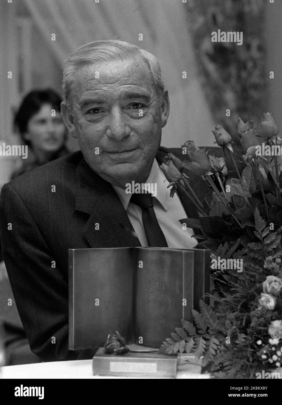 Oslo 19851126. Il presidente di Storting Jo Benkow riceve il Bookstore Award per il suo libro "dalla sinagoga a Løvebakken". Con il prezzo del libro durante il premio. Foto Bjørn Sigurdsøn / NTB / NTB Foto Stock