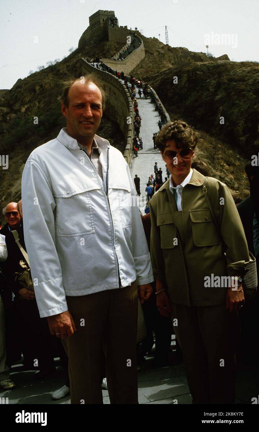 Cina 1985-04-21: La coppia del principe ereditario norvegese in Cina. Il principe ereditario Harald e la principessa ereditaria Sonja visitano la Cina. Foto: La coppia del principe ereditario alla Grande Muraglia Cinese. Foto: Bjørn Sigurdsøn Foto Stock