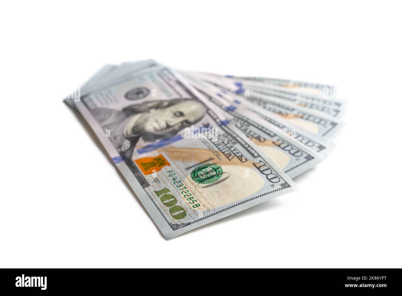 Pila di fatture in dollari statunitensi di nuovo design isolate su sfondo bianco. Centinaia di banconote in dollari. Vista dall'alto, disposizione piatta. Business, finanza, banca, curre Foto Stock