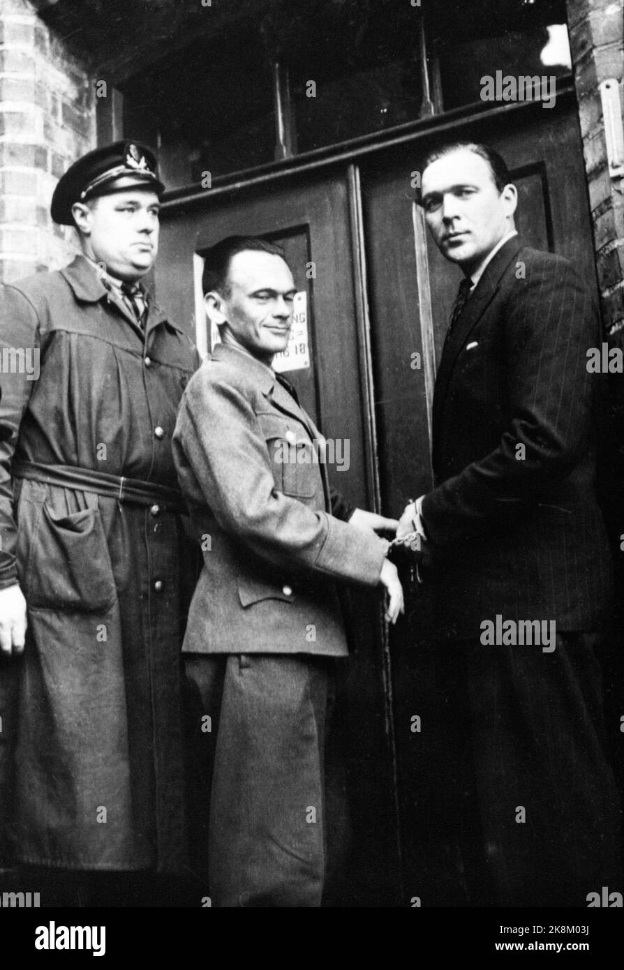 Trondheim 19460430. L'insediamento del tribunale dopo la guerra. Il caso Rinnan nel negozio nel tribunale di Trondheim. Il criminale di guerra e torturatore Henry Rinnan sulla sua strada nel tribunale in manette. Foto archivio NTB / ntb Foto Stock