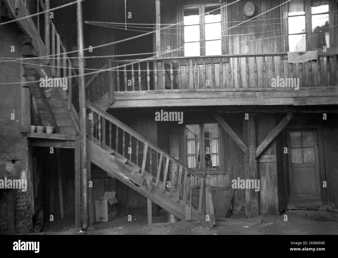 Oslo a circa 1935 km dalla vecchia Vika di Oslo. Edifici in legno in decadenza. Cortile posteriore dalla vecchia baia, con scale e raffreddamento. Foto: NTB / NTB Foto Stock