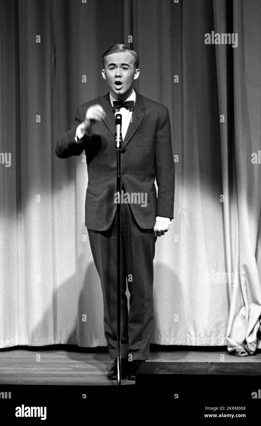 Oslo, 1964 19 novembre, Dag Frøland è un multi-talentuoso. La stella di revisione che scrive ed esegue i suoi propri programmi ora dirà Arrivederci alla vita revue e si concentrerà sugli studi medici, come un presentatore sta sedendo per l'esame. Qui Frøland sul palco a Chat Noir dove esegue uno dei suoi spettacoli. Foto: Storløkken / corrente / NTB Foto Stock