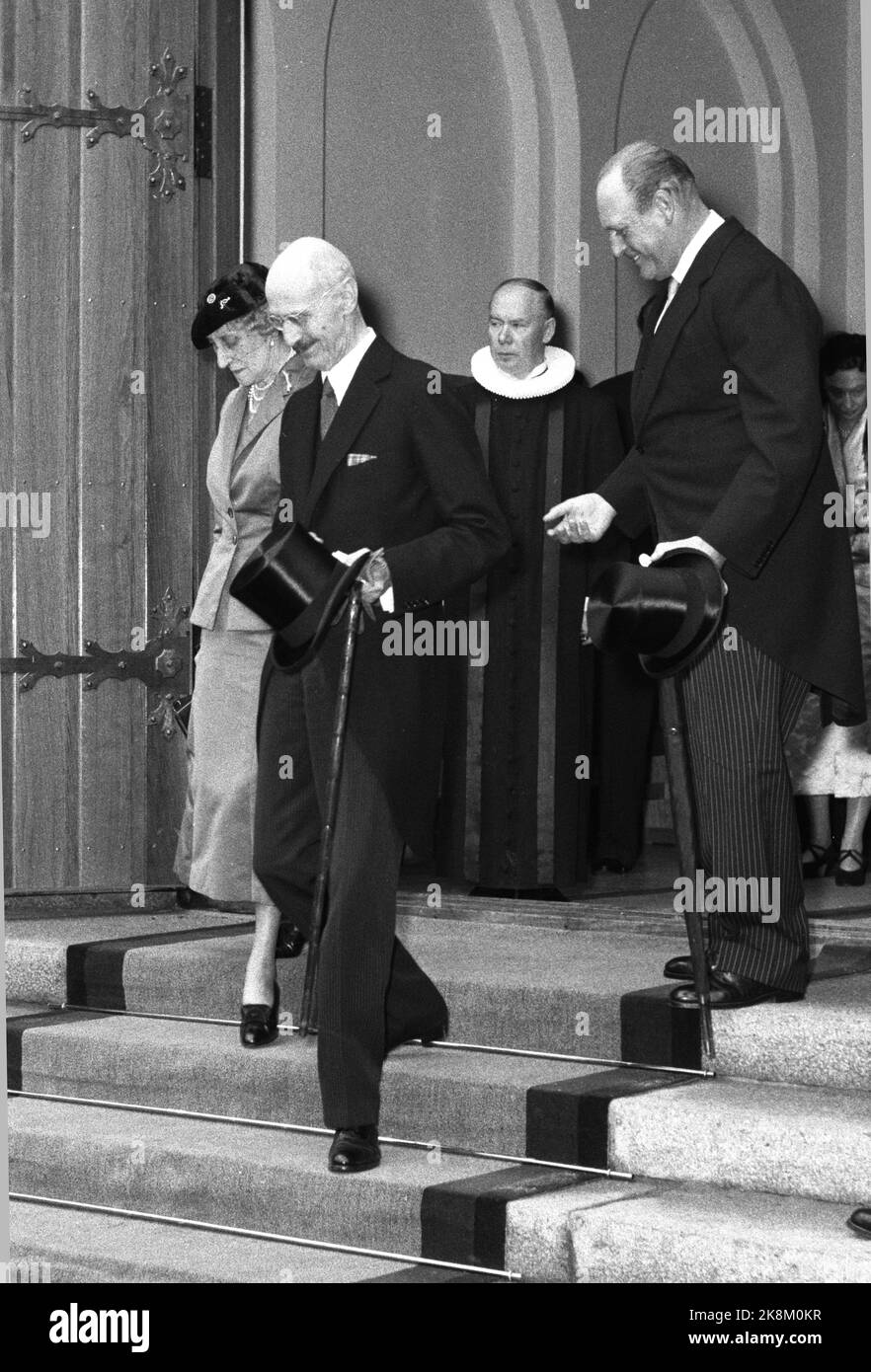 Asker 19540210. Prinsesse Ragnhild og Erling Lorentzen bærer sitt ...