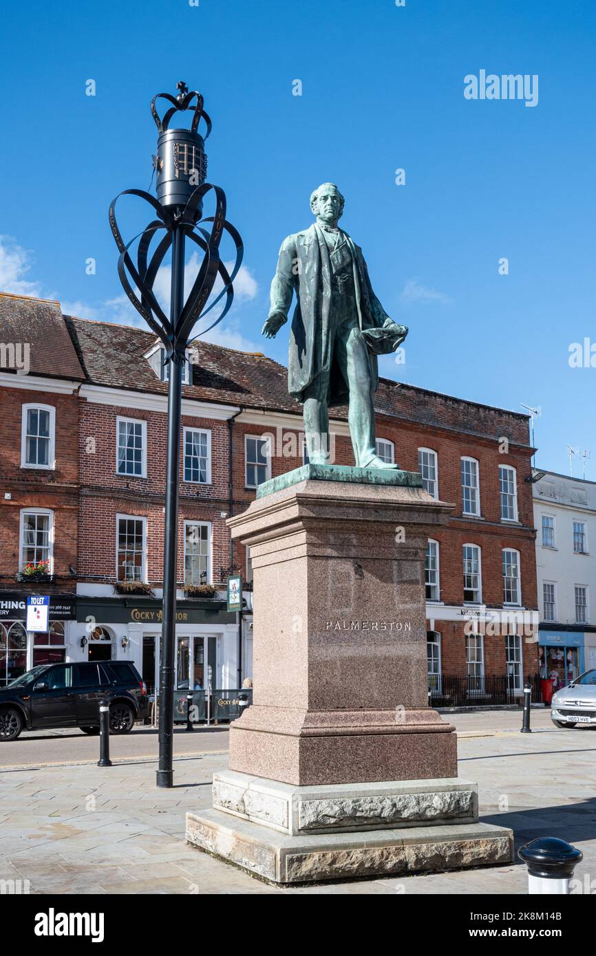 Statua di Lord Palmerston, statua controversa del 19th ° secolo primo ministro in Romsey mercato Place, Hampshire, Inghilterra, Regno Unito Foto Stock