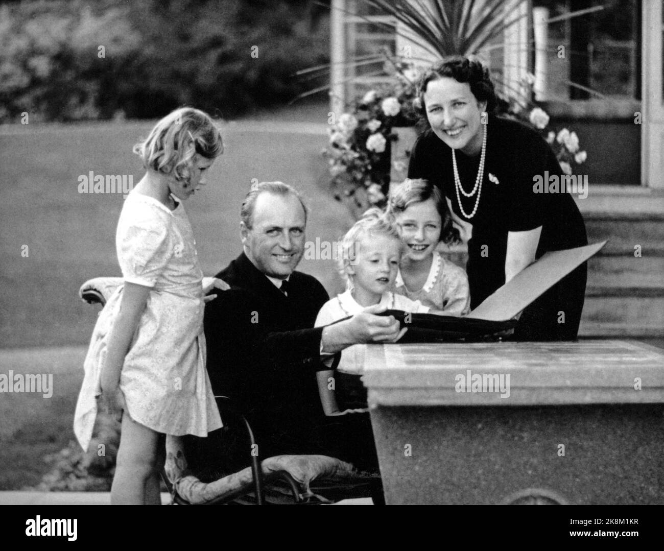 Skaugum 193908. La famiglia del principe ereditario a Skaugum agosto 1939. Il principe ereditario Olav, la principessa ereditaria Märtha, il principe Harald, la principessa Astrid (t.v.) e la principessa Ragnhild. Foto: NTB Foto Stock