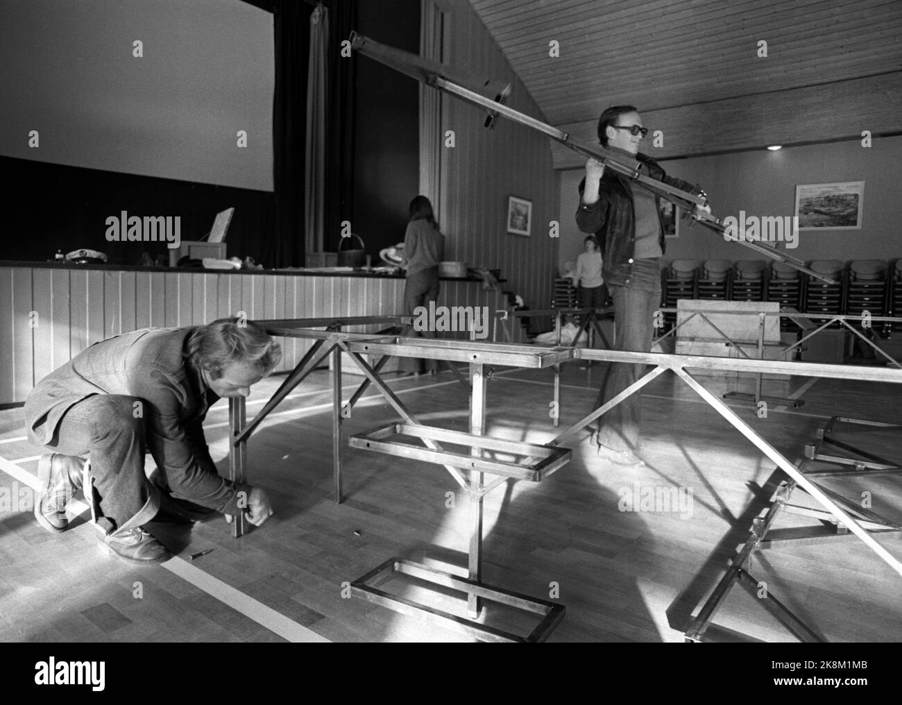 Møre e Romsdal 4 novembre 1972. 'Theater Our' in tour a Møre og Romsdal. Qui il palco è truccato per la performance di stasera. 'OLA B. Johannessen e Kjetil Bang-Hansen, manager e istruttore, trascorrono 20 minuti montando il palco. Sullo sfondo Kirsten Hofseth si occupò delle forniture." Foto; Sverre A. Børretzen / corrente / NTB Foto Stock