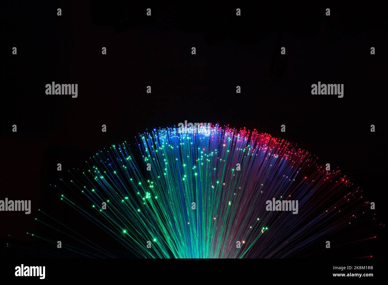 Un primo piano di una lampada a fibra ottica che cambia colore in l'oscurità Foto Stock